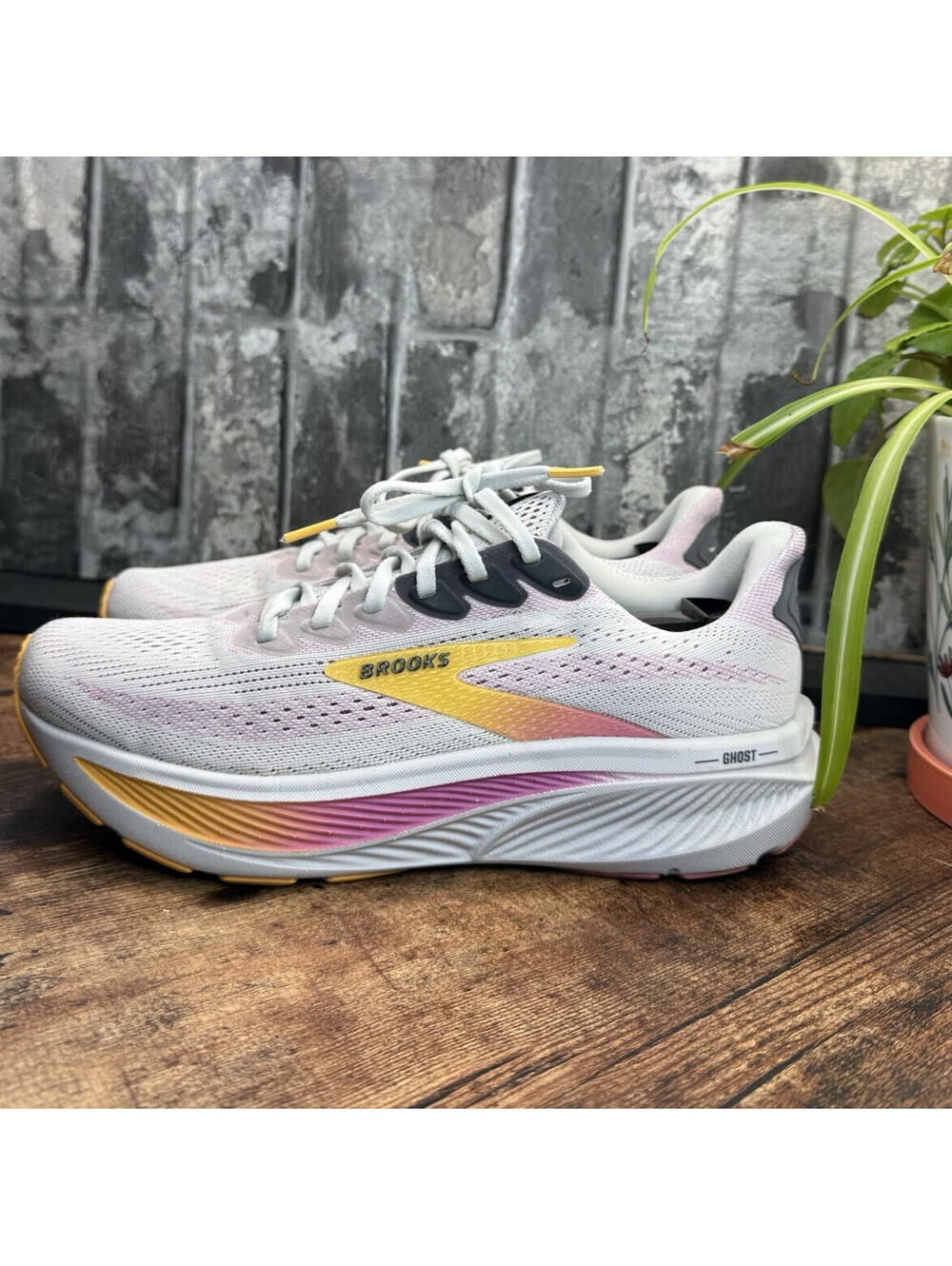 Brooks Ghost 17 Women’s Oyster/Apricot/Pink Low Top Lace-Up Breathable Mesh